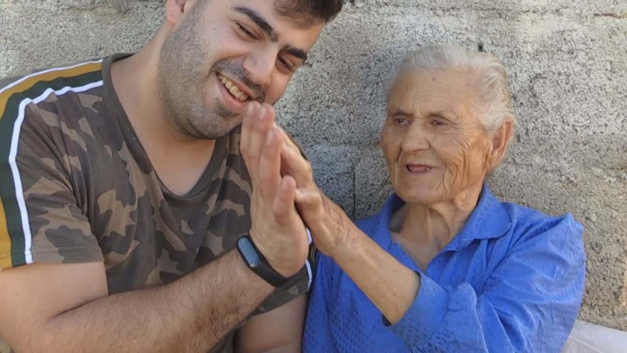 Vovó viral de Trás-os-Montes faz sucesso na Internet ao lado do neto