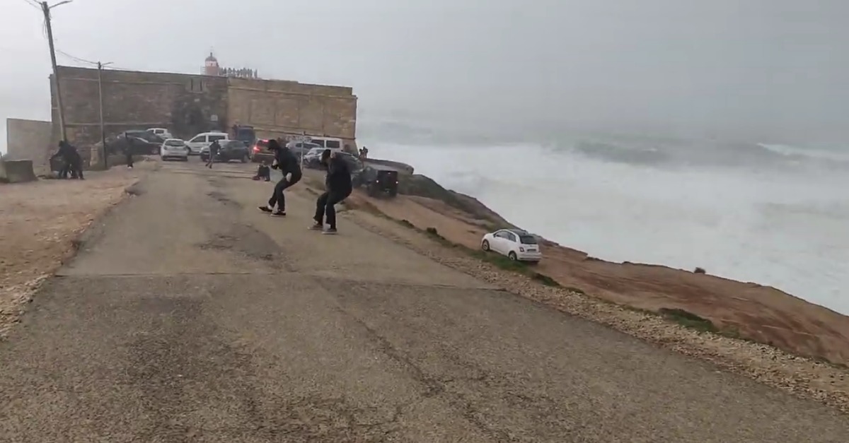 Vento forte arrasta pessoas junto ao farol da Nazaré
