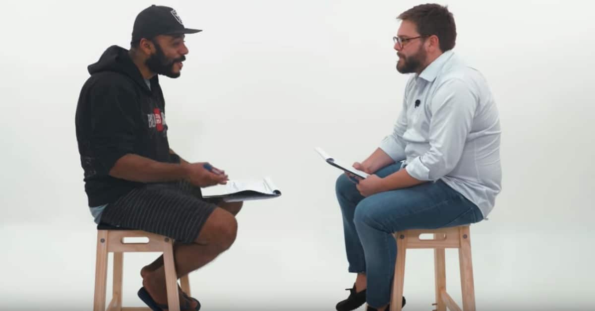 Colocaram um sem-abrigo e um banqueiro à conversa... e sem que eles soubessem disso!