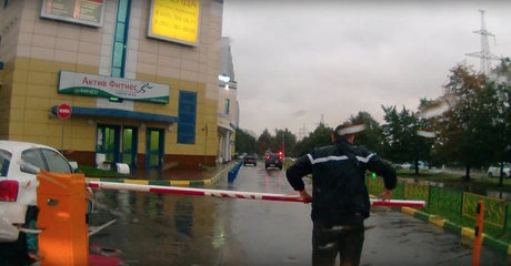 Bêbado desafia barreira do parque de estacionamento e acaba KO