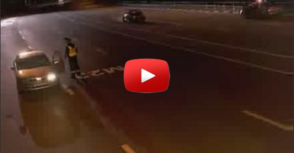 Policia entra dentro do carro com medo
