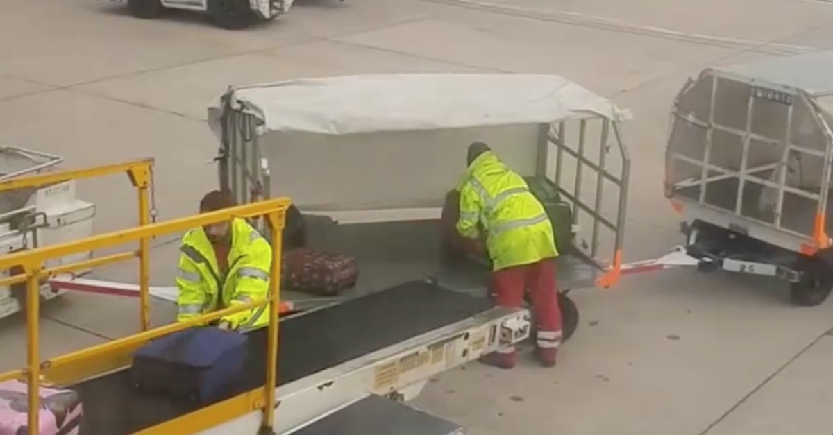 Porque muitas das malas de viagem ficam perdidas nos aeroportos...