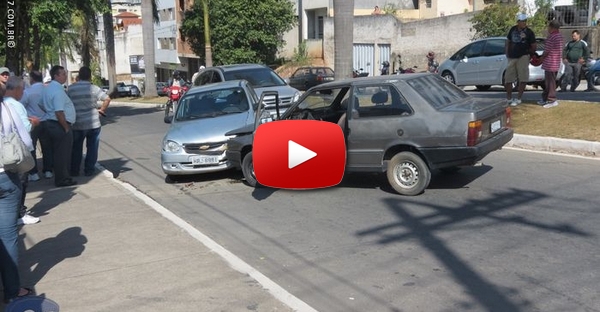 Condutor alcoolizado “bate na traseira” do carro que vai à frente e algo muito caricato acontece