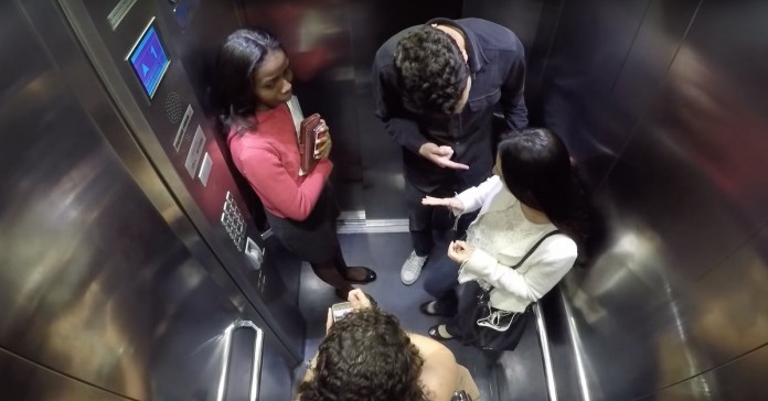 Experiência social mostra reação das pessoas quando um homem agride a namorada