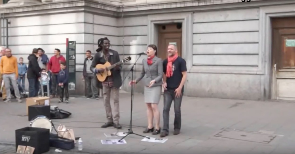 Artista de rua canta Bob Marley mas alguém se juntou a ele para um dueto incrível
