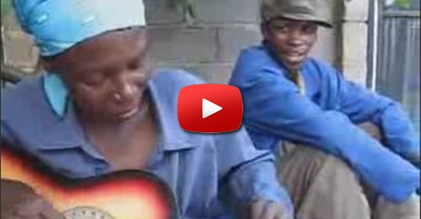 Africana toca guitarra de modo original