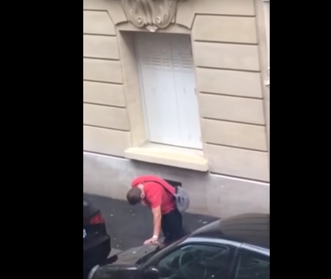 Euro 2016: Karma trama bêbado que urinava entre dois carros