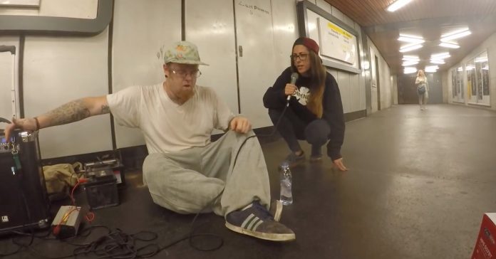 Rapariga junta-se a rapper no metro de Berlim e fazem improviso incrível