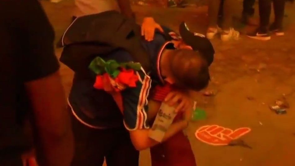 Menino português emociona a internet ao consolar adepto francês no final do jogo