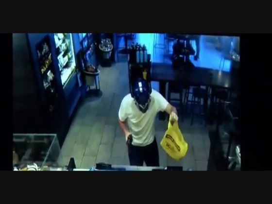 Senhor de idade impede assalto à cadeirada sobre o bandido