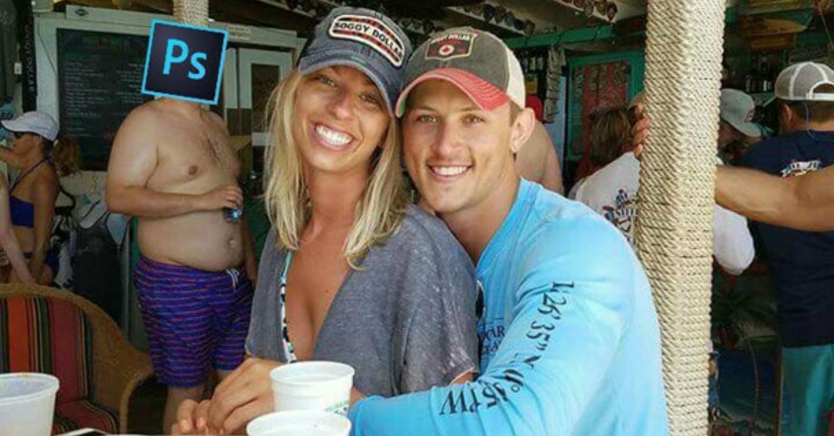 Casal pede à Internet para tirar um estranho de uma foto com o Photoshop. Arrependem-se imediatamente!