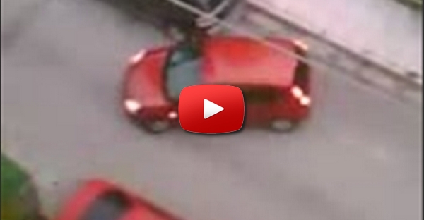 Mulher a estacionar