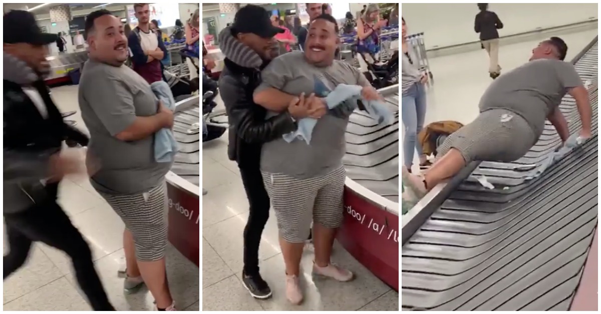 Troll empurra amigo para o tapete rolante do aeroporto