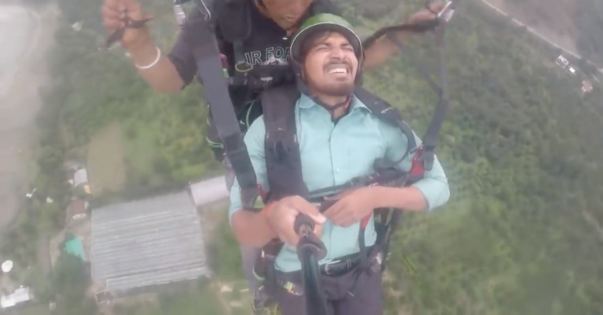 Homem experimenta dar um “passeio” de parapente... mas arrepende-se já no ar!