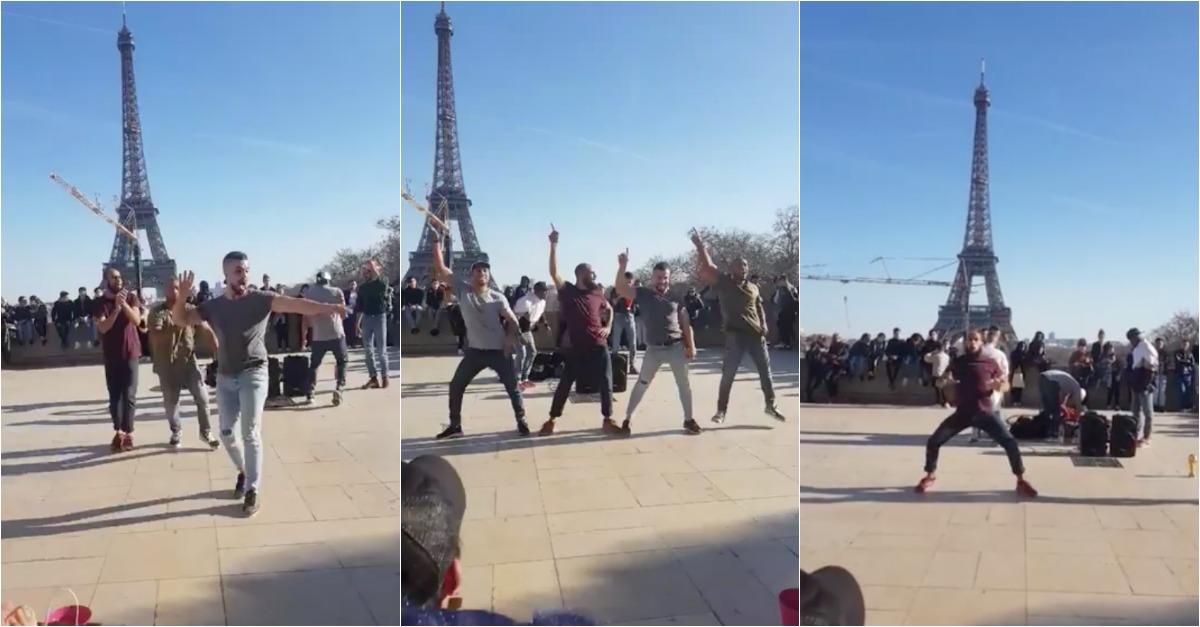 Apenas um grupo a dar show junto à Torre Eiffel em Paris