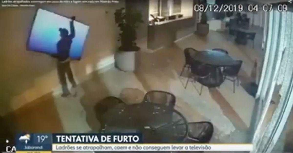 Três ladrões extremamente incompetentes a tentarem roubar uma televisão de 75 polegadas