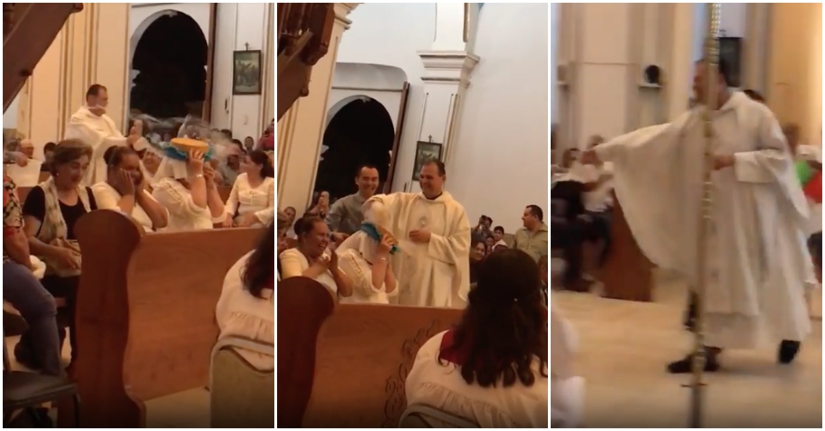 Padre dá literalmente banho aos fiéis ao encharcá-los com baldes de água benta