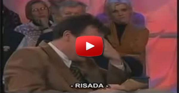 Apresentador rindo de entrevistado