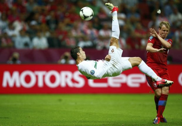 Golo MAGISTRAL de Ronaldo mantém o Real na luta pelo título!