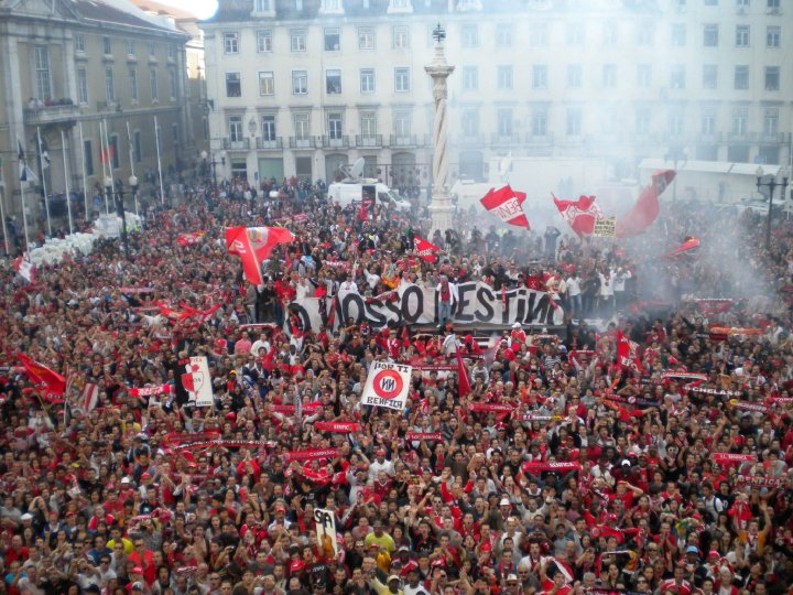 Adeptos agradecem ao Campeão Nacional, na CM de Lisboa