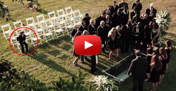 O motivo pelo qual este miúdo segura num telemóvel durante um funeral é chocante.