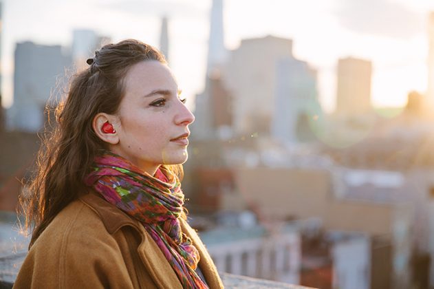 Earphones que fazem a tradução de línguas que não conheces em tempo real