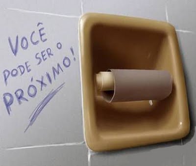 Fica sem papel higiénico e suja a mão do colega com "Cocó"