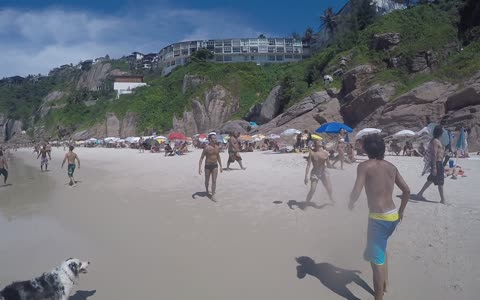 Cão mostra a sua habilidade com a bola numa praia brasileira