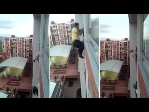 Um cãozinho quase a cair de uma varanda... e este homem arriscou a sua vida para o salvar!