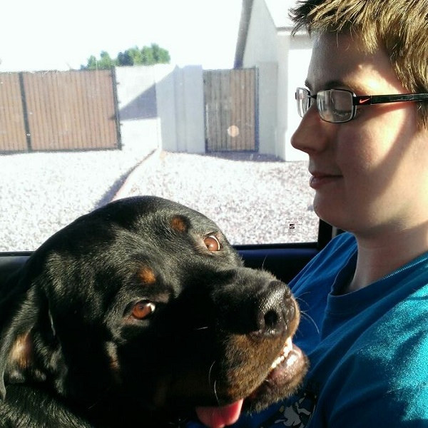 Cão ajuda dona a superar crise grave de autismo