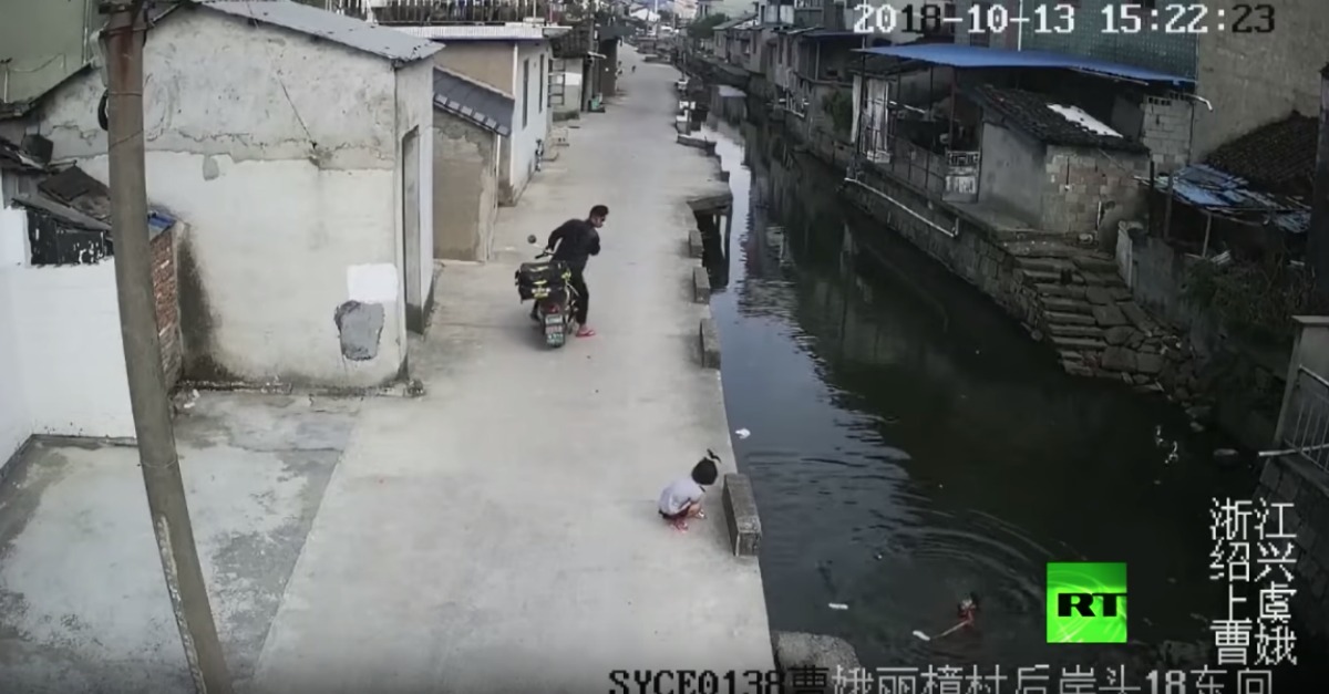 Herói sem capa salva criança de se afogar após cair ao rio