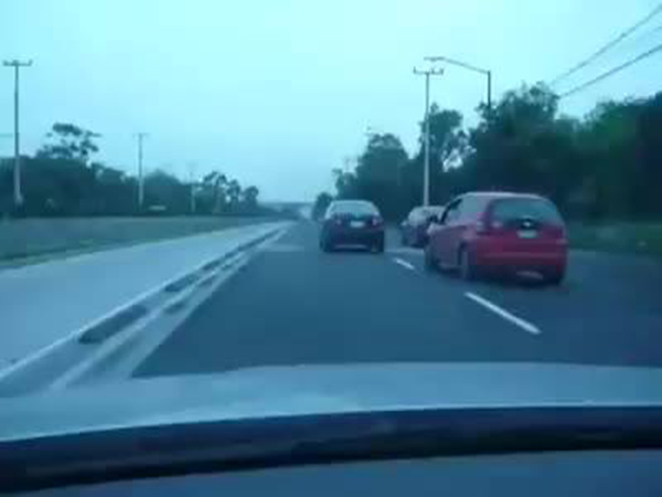 O comportamento de TODAS as pessoas deveria ser como o deste automobilista