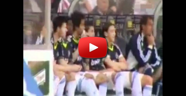 Cristiano Ronaldo mostra a Marcelo como se abre uma garrafa de água