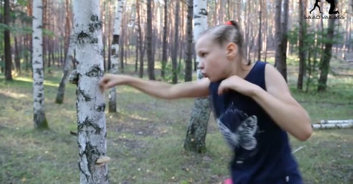 Adorável menina de 9 anos destrói árvore ao murro