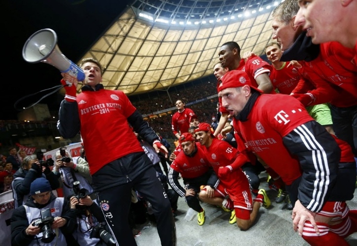 Turistas alemães e brasileiros mostram qual a verdadeira magia do futebol no metro