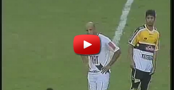 Eu já vi muito gol contra ridículo mas este!