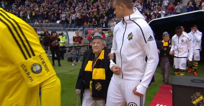 Esta equipa entrou em campo com idosos em vez de crianças