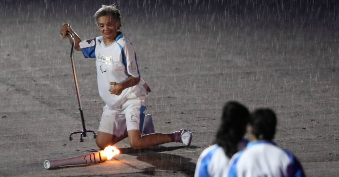 Ex-campeã Márcia Malsar cai com a tocha paralímpica em mãos, mas acaba por nos dar uma grande lição