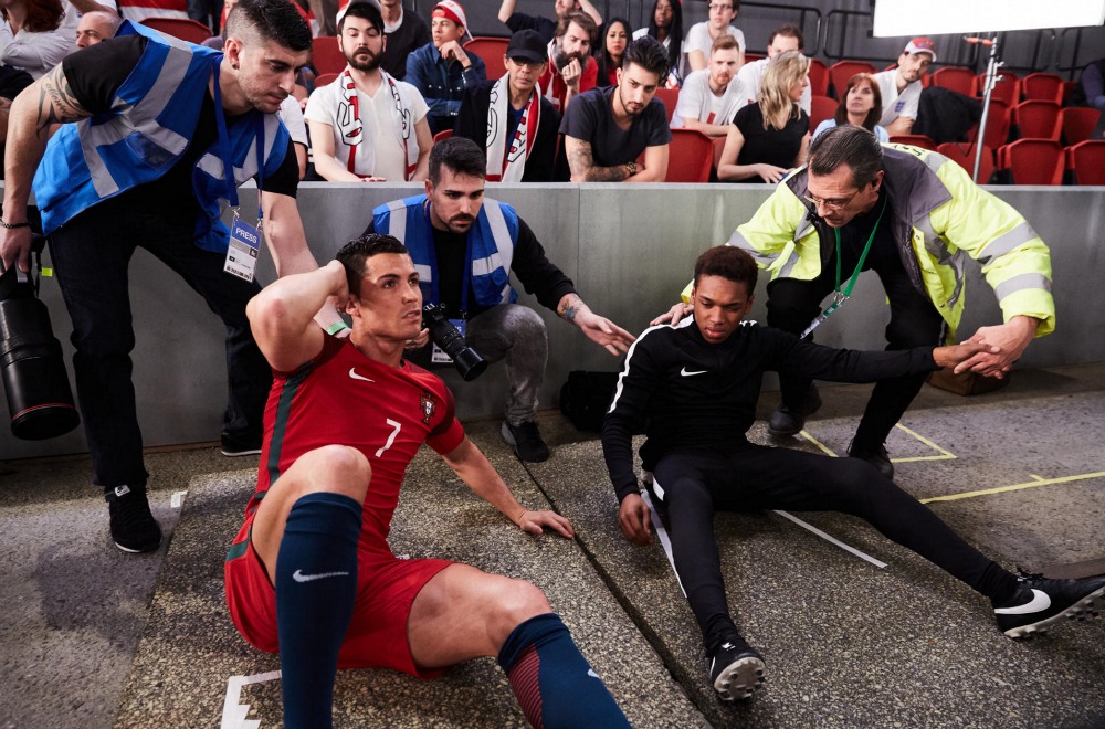 Cristiano Ronaldo troca de corpo com um adepto no anúncio da Nike