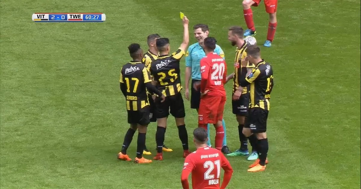 Árbitro cai durante o jogo e leva cartão amarelo de jogador