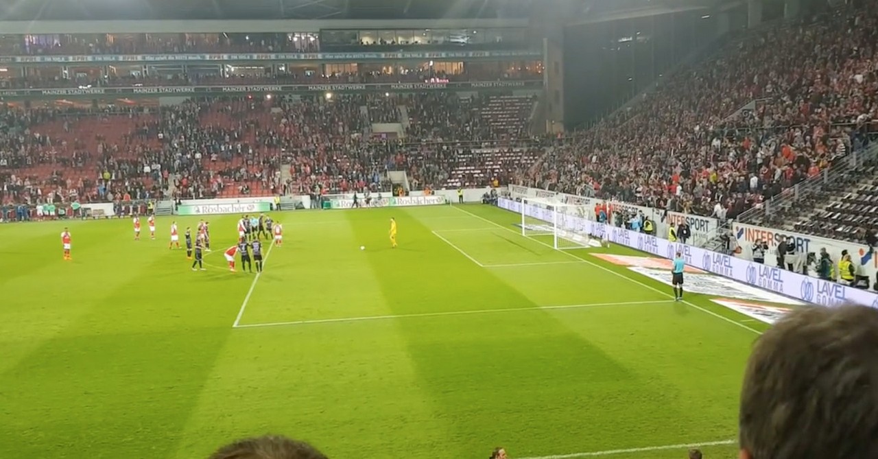 Árbitro assinala penálti depois dos jogadores estarem no balneário