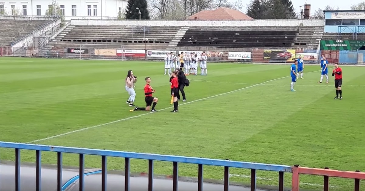 Árbitro assistente pede namorada em casamento antes do início de um jogo