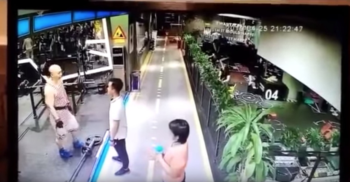 Grandalhão arma confusão no ginásio mas sente na pele o poder do karma