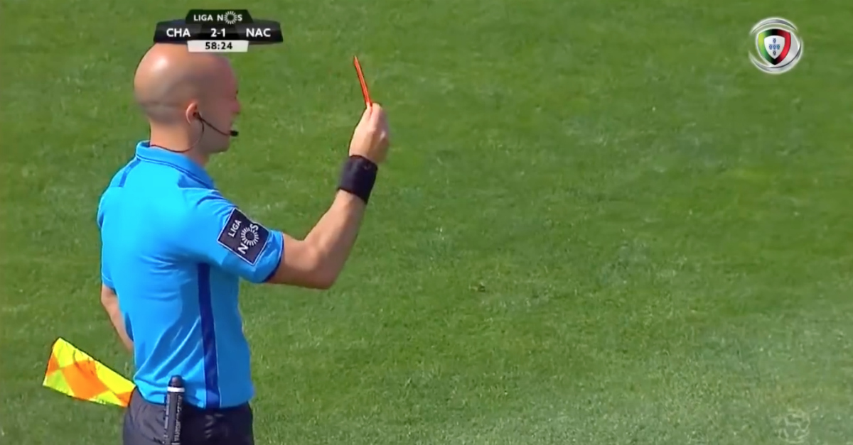 Árbitro Luis Godinho mostra cartão vermelho ao auxiliar em momento viral