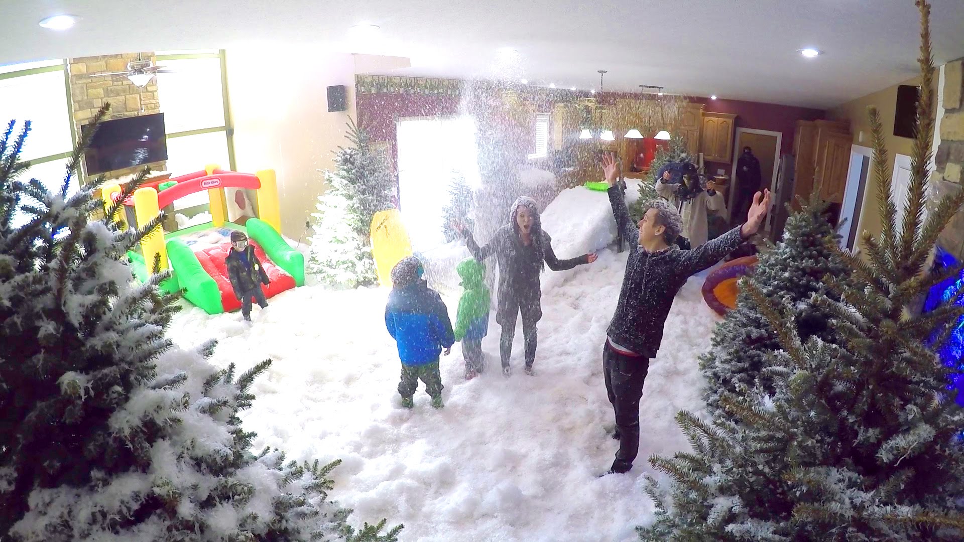 Ele queria surpreender a sua família e encheu a casa com neve