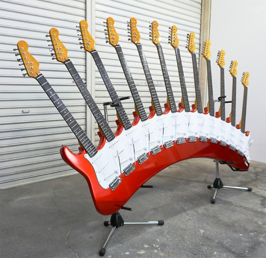 Jovem deslumbra a tocar mais que uma guitarra ao mesmo tempo!