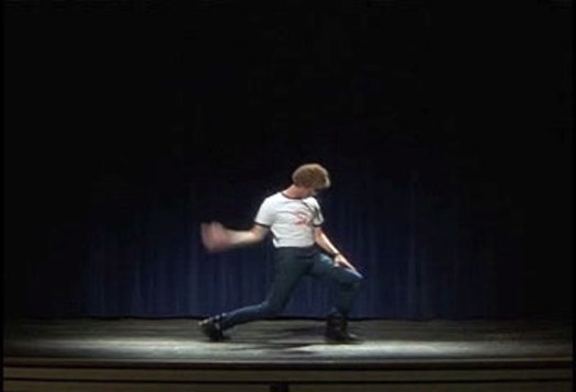 Jovem dança durante 100 dias e o resultado é..