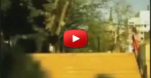 Mortal para cima de um skate
