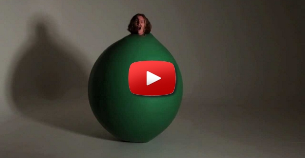 Homem engolido por bola gigante!