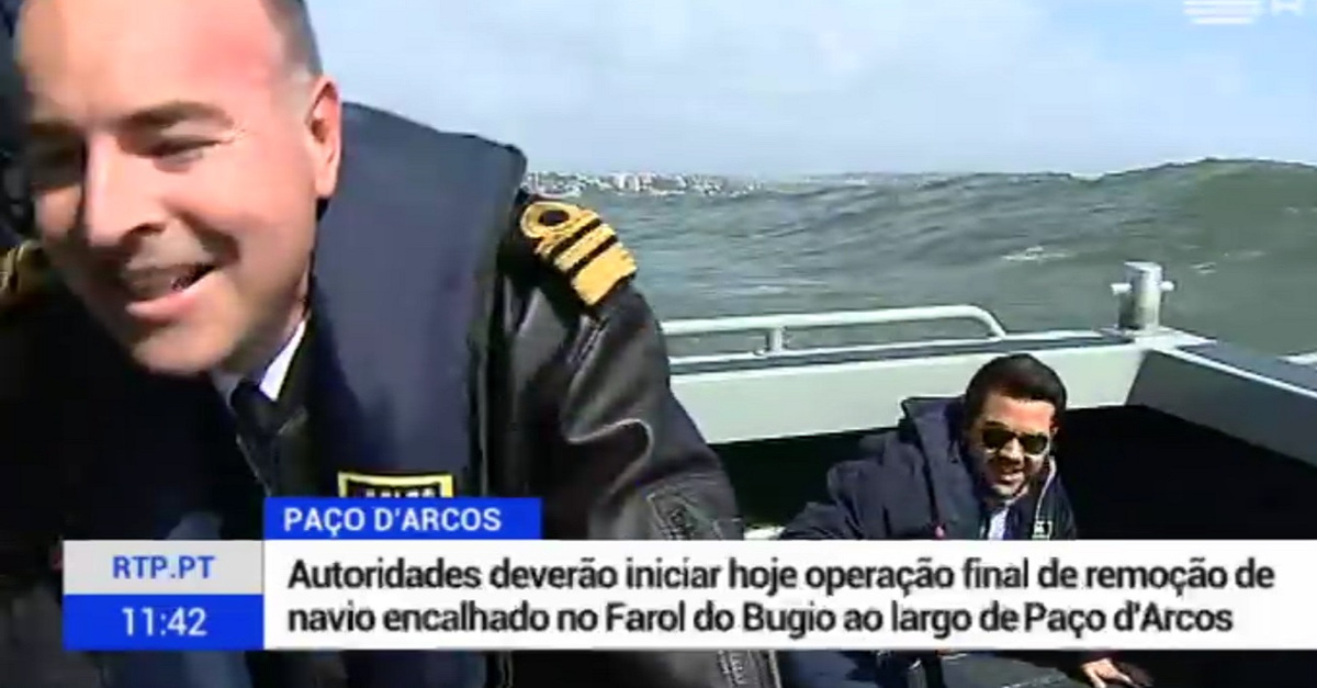 Jornalistas apanham susto em directo na foz do Tejo